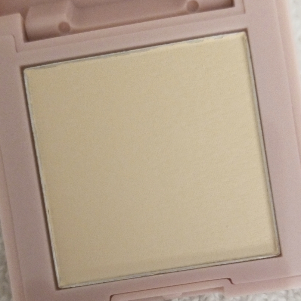 4/25 bundle item. Luna Magic Soft Perfection Foundation Powder In Light - Picture 2 of 6